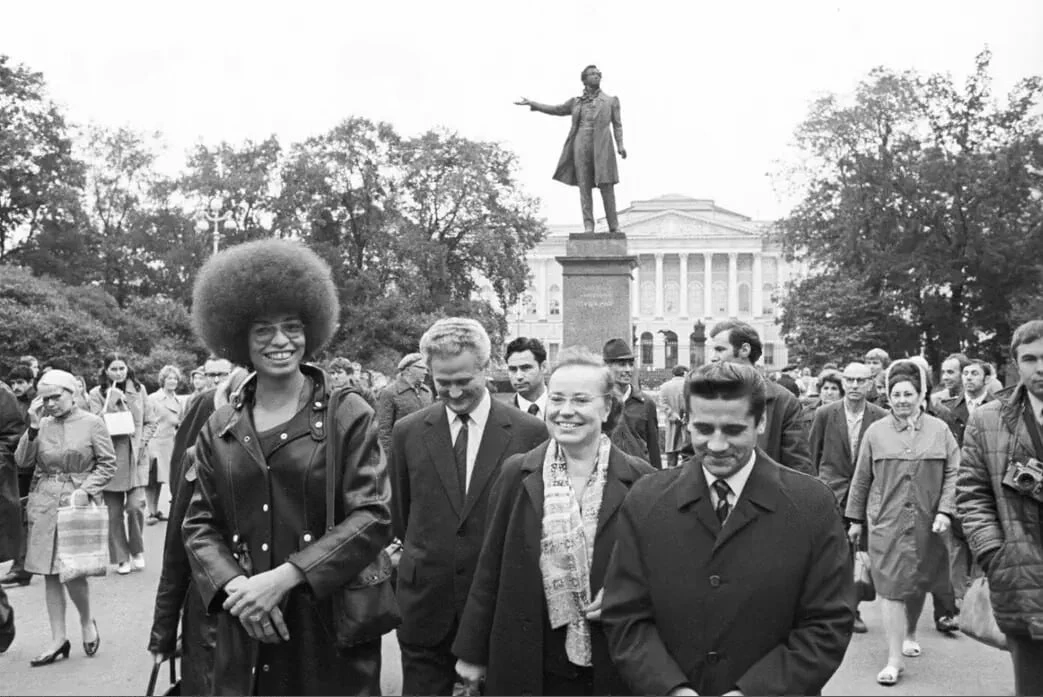 ✊ Анджела Дэвис на площади Искусств. Ленинград, 1972 год.