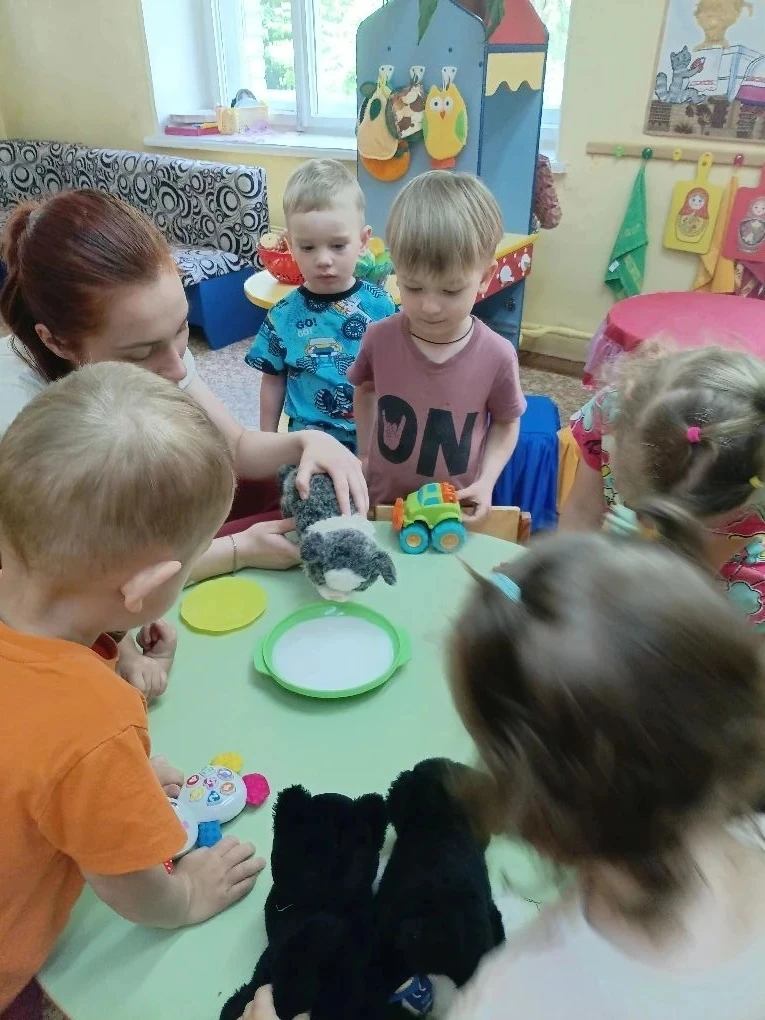 👨‍👩‍👧‍👦СЕМЬЯ ЭТО-МЫ👨‍👩‍👧‍👦
Ребята второй младшей группы закрепляли важные семейные ценности 