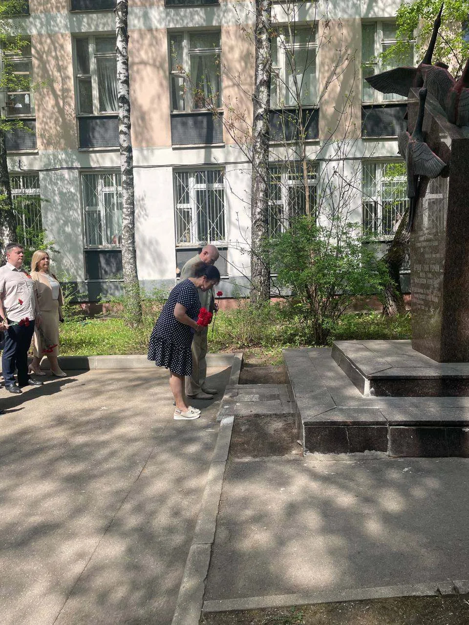 🌹 Красные гвоздики — символ памяти и благодарности   В нашей школе состоялась трогательная акция «Кр