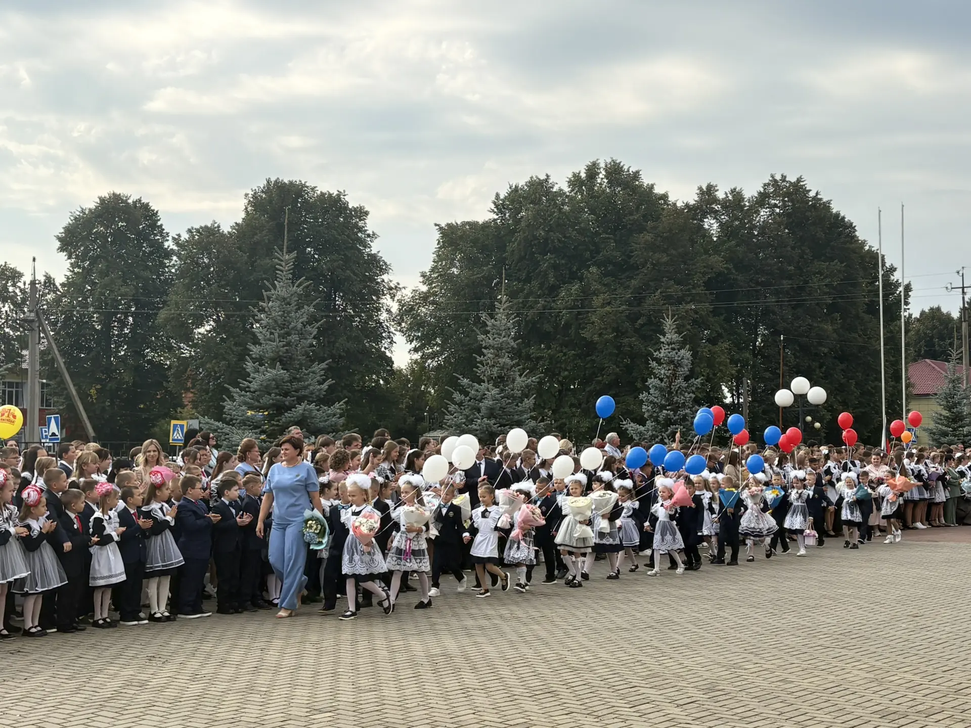 Сегодня, 1 сентября, в нашей школе состоялась традиционная торжественная линейка, посвя...