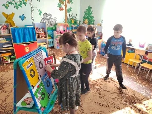 С детьми группы «Ромашка» педагоги провели увлекательную беседу о здоровье нашей планет...