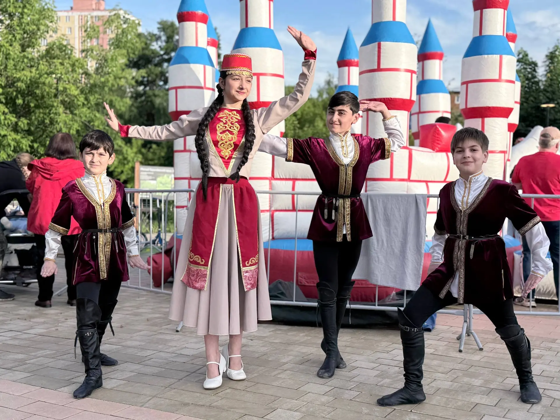 В микрорайоне «Зеленые аллеи» города Видное состоялась праздничная программа «Здравству...