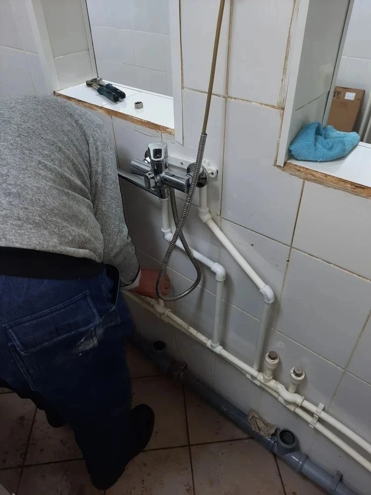Специалистами МКУ "ЦКОМУ" выполнены работы по текущему ремонту системы водоснабжения в ...