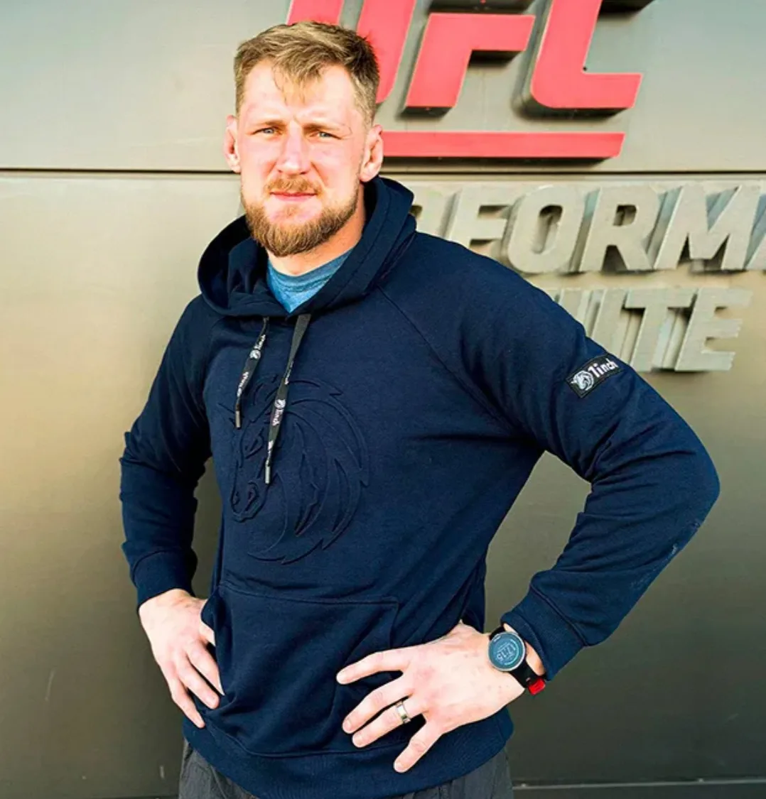 Президент UFC Дэйна Уайт ответил на вопросы о том, что ждет российского тяжеловеса Алек...