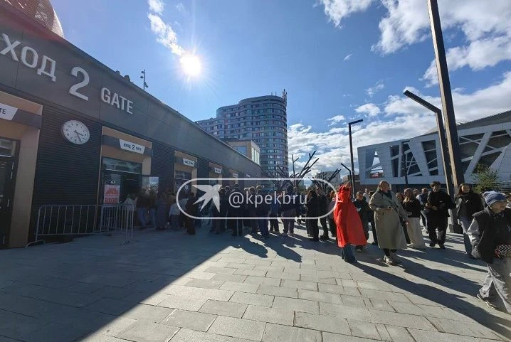 Екатеринбуржцы выстроились в очереди