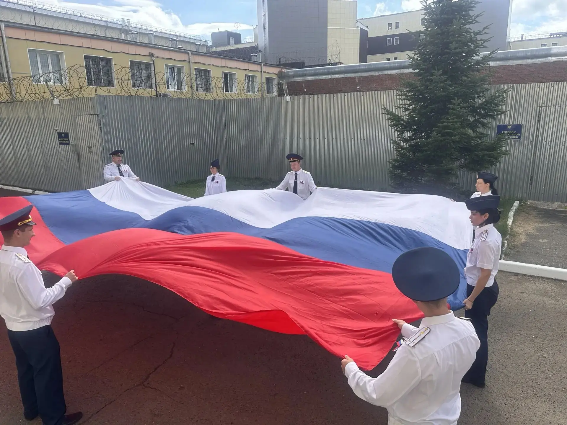 В преддверии Дня Государственного флага России сотрудники исправительной колонии № 6 УФ...