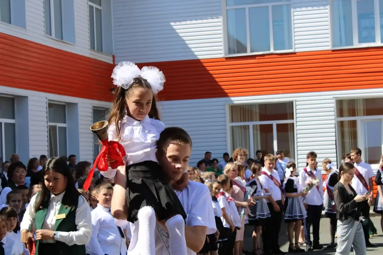 🎓 В Караванном корпусе прозвенел последний звонок