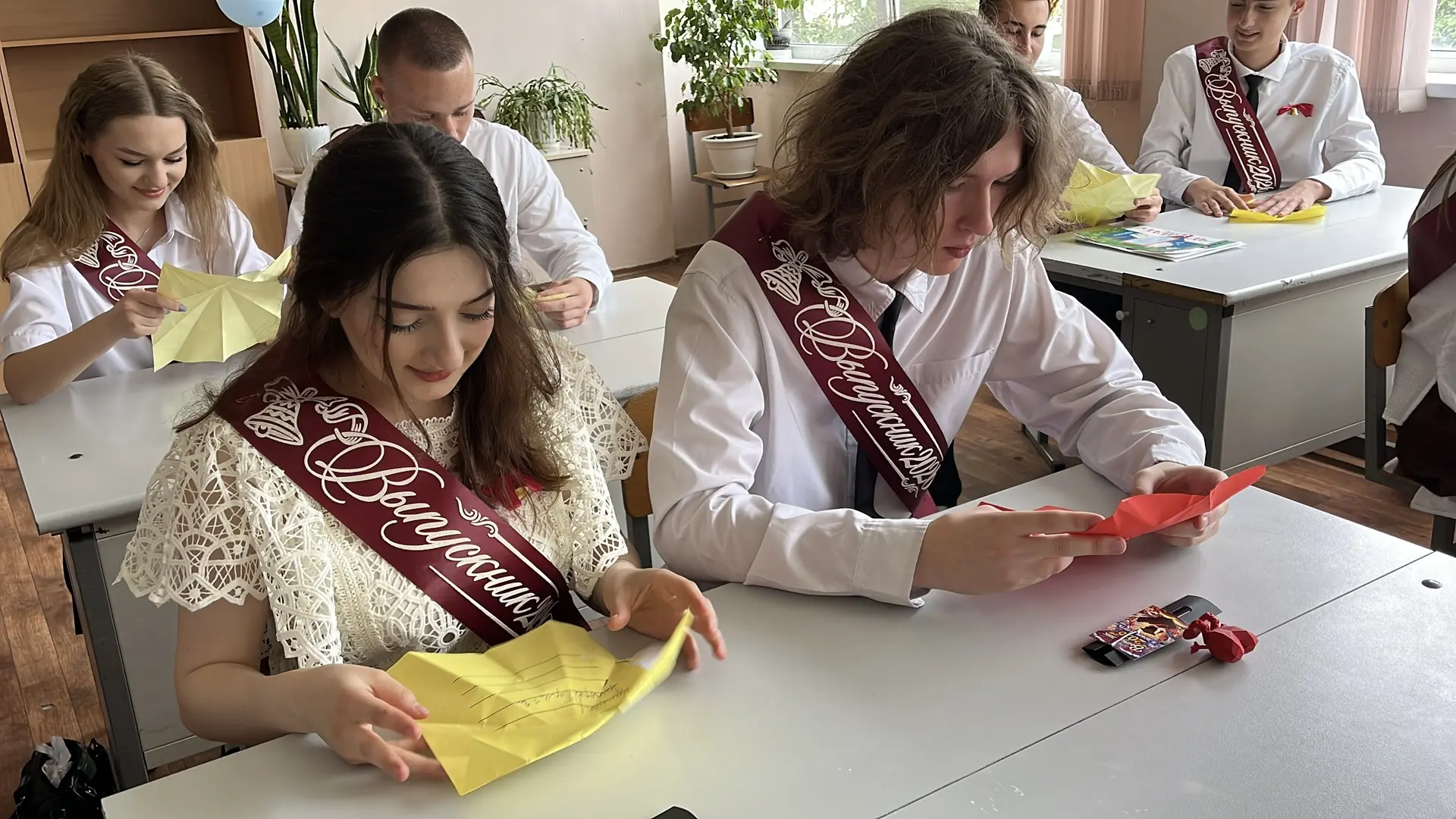 🔔 Вот и прозвенел последний звонок в гимназии № 10!  Сегодня — особенный день: наши выпускники попро