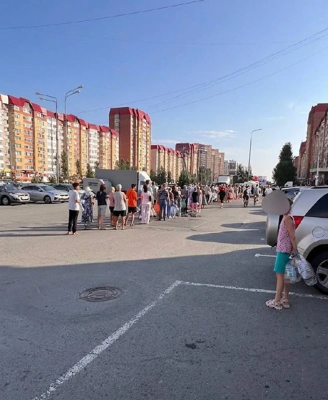 Огромные очереди за водой выстраиваются в тюменских микрорайонах