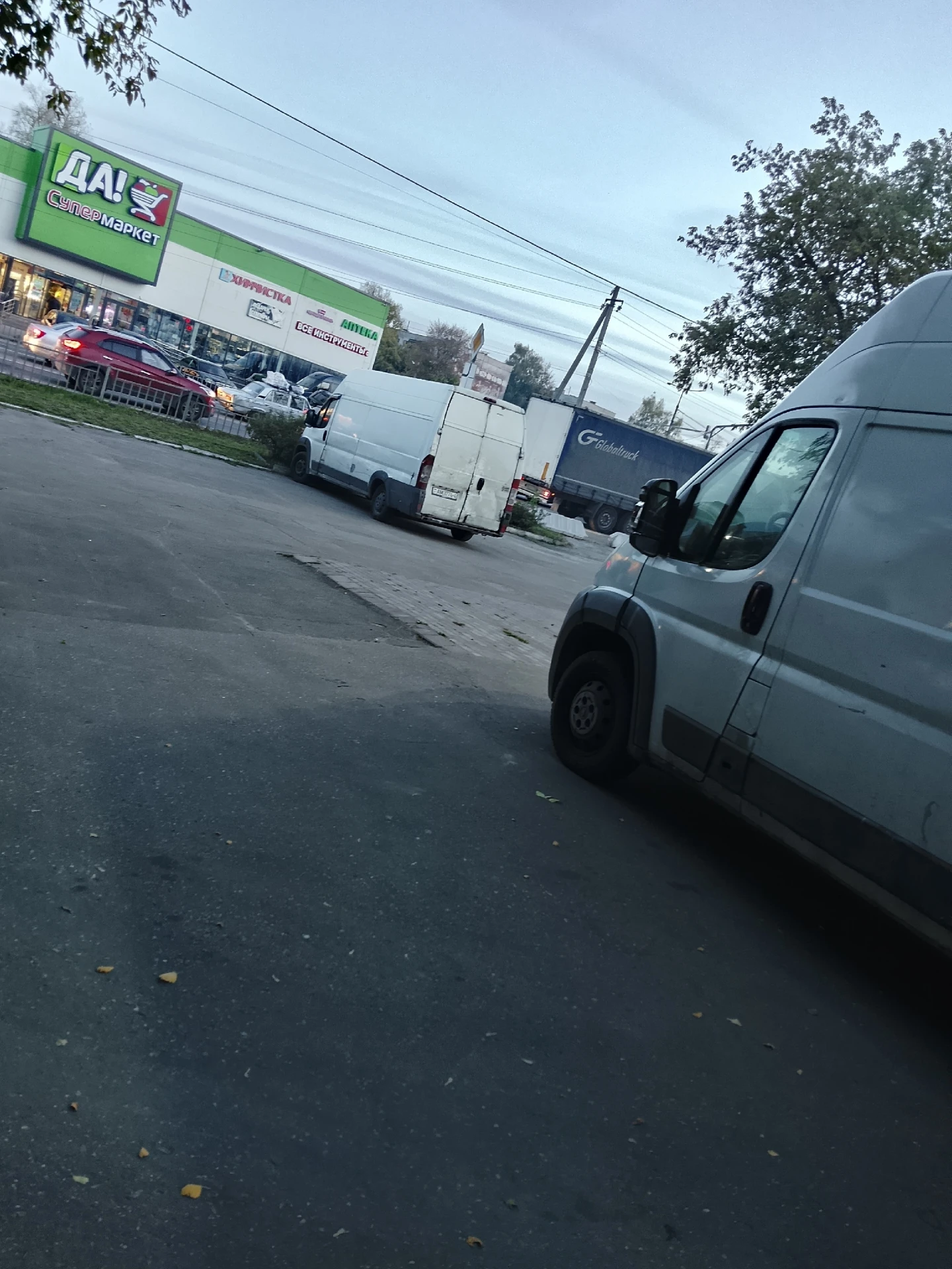 Приехал еще один белый фургон, и в общей сложности их уже 2, естественно заехал тоже че...