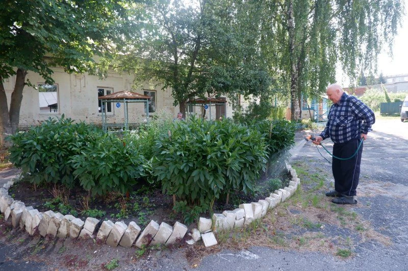 В Касимовском доме интернате получатели социальных услуг вместе с сотрудниками ухаживают за цветочны