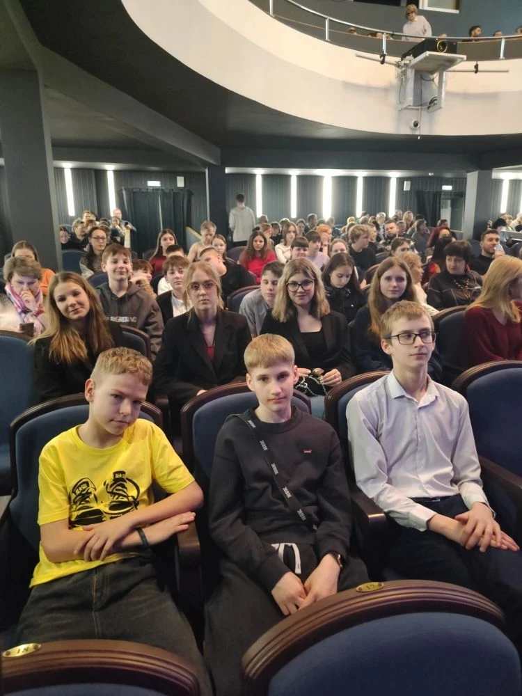 🎭 ГИМНАЗИСТЫ ПОБЫВАЛИ В ТЕАТРЕ  МОЛОДЁЖИ НА СПЕКТАКЛЕ: «Шум за сценой»  💫 29 марта обучающиеся нашей