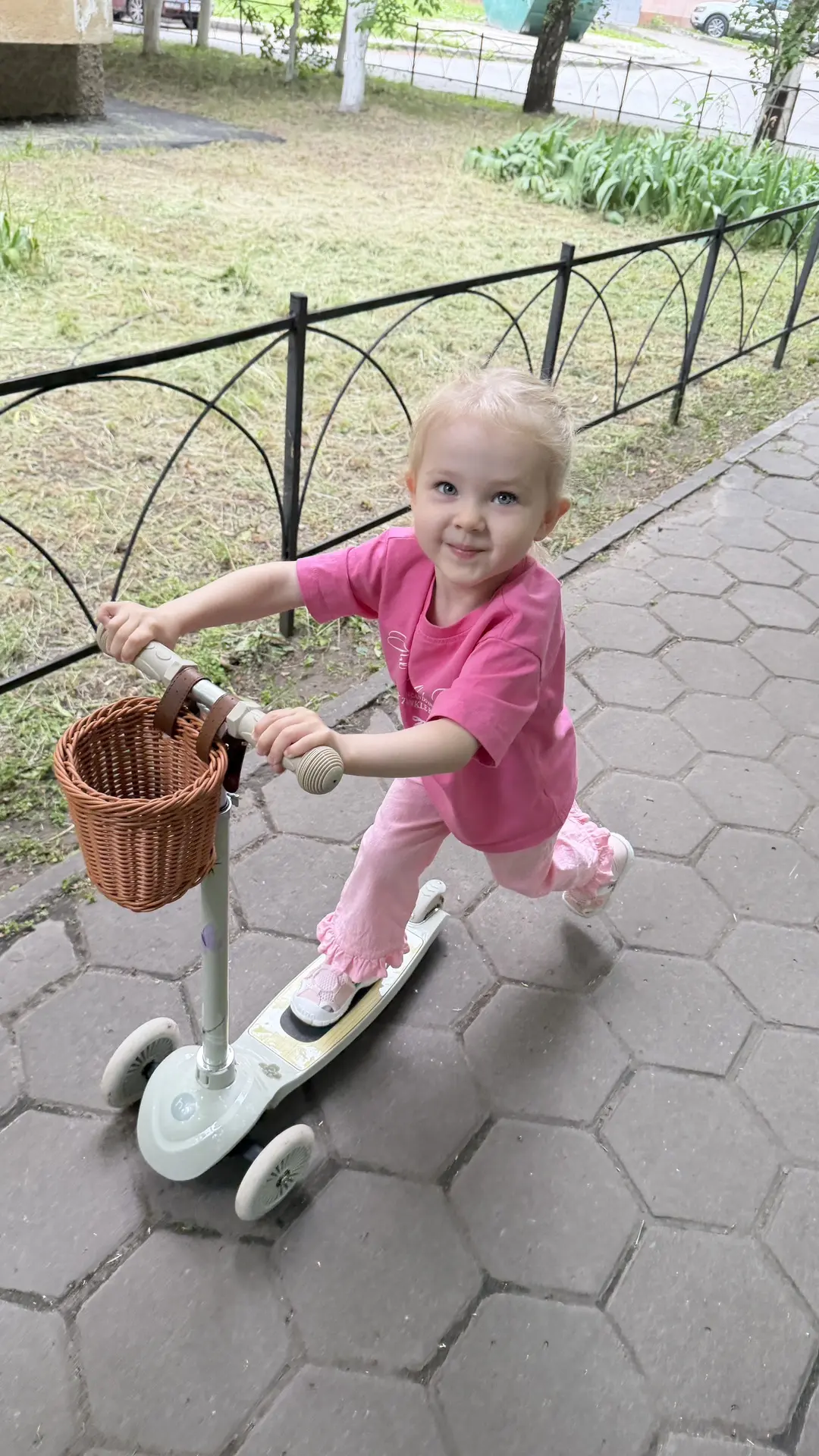 На днях выяснилось, что у Иванчика открылся талант к танцам. Правда, вместо «Калинки-ма...