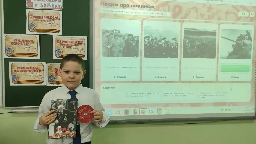 Утро понедельника, 4 мая, в лицее традиционно началось с торжественной линейки, выноса Государственн