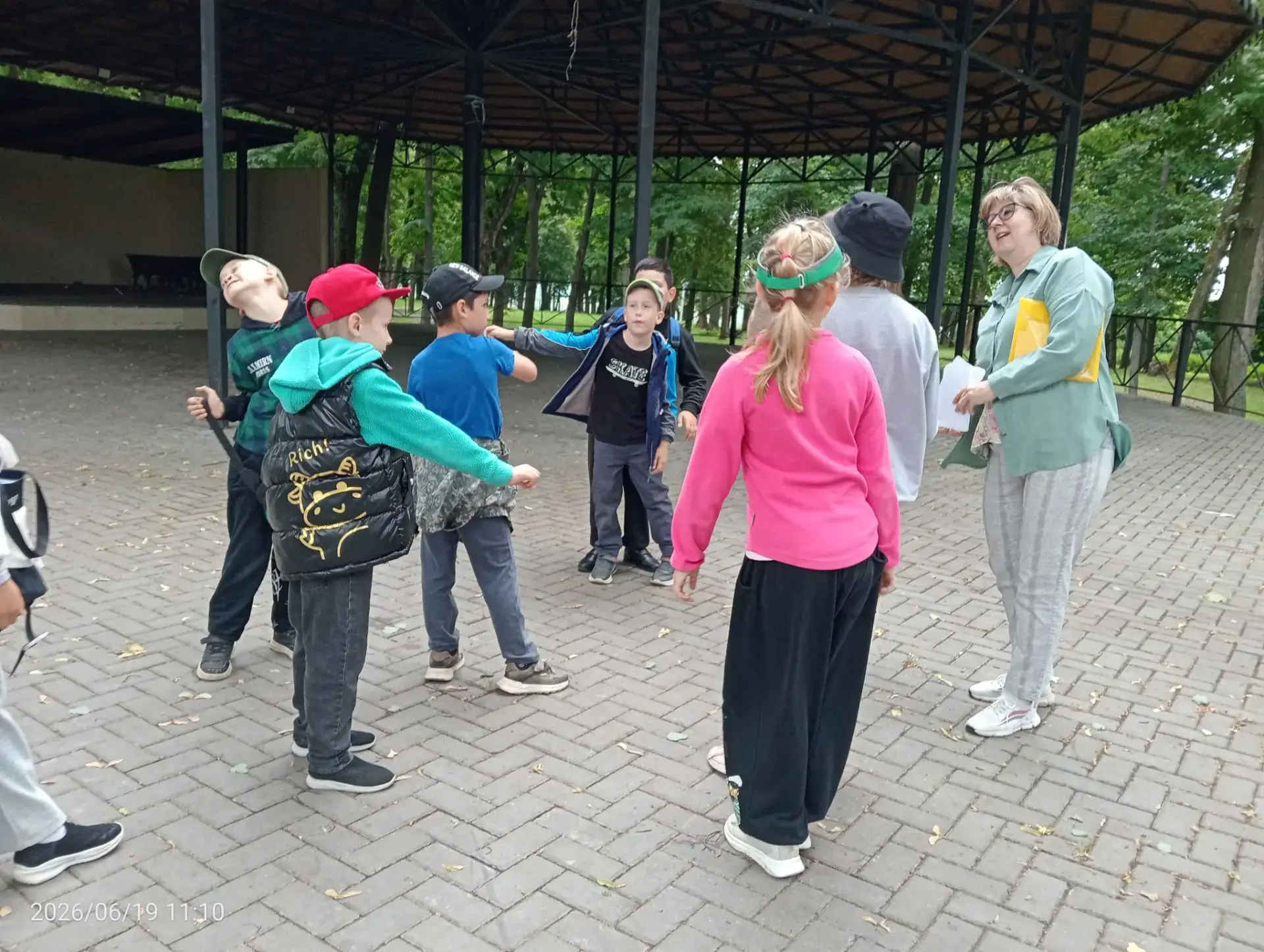 🌸👫Просто прогуляться по знакомым местам Елатьмы уже не интересно.
🕺🏃‍♂А если прогулку наполнить 