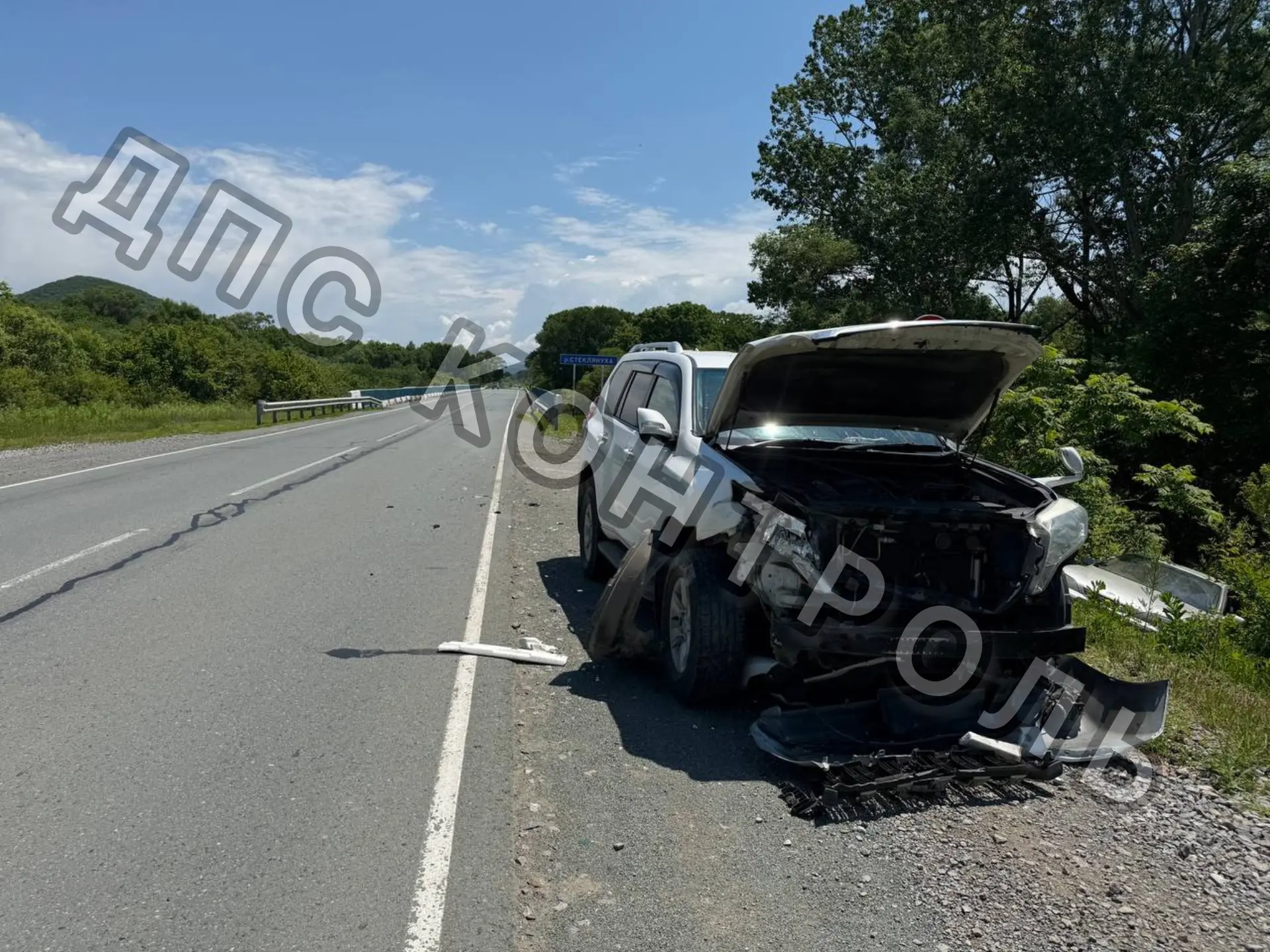 В Приморье на трассе Toyota Prado при обгоне влетел в легковушку, отчего последнюю выкинуло на обочи