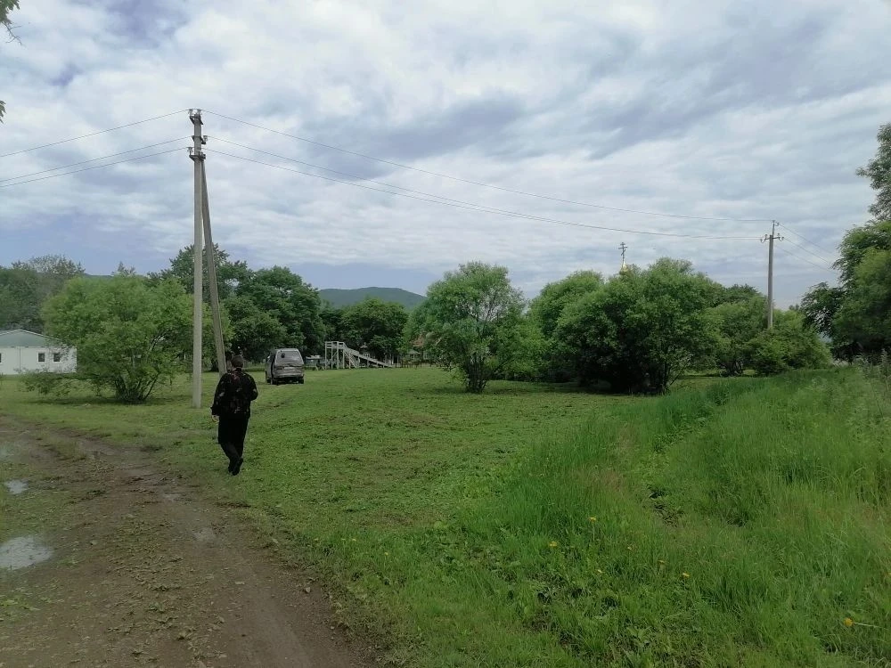 В населённых пунктах Анучинского муниципального округа продолжаются работы по обкосу травы на общест