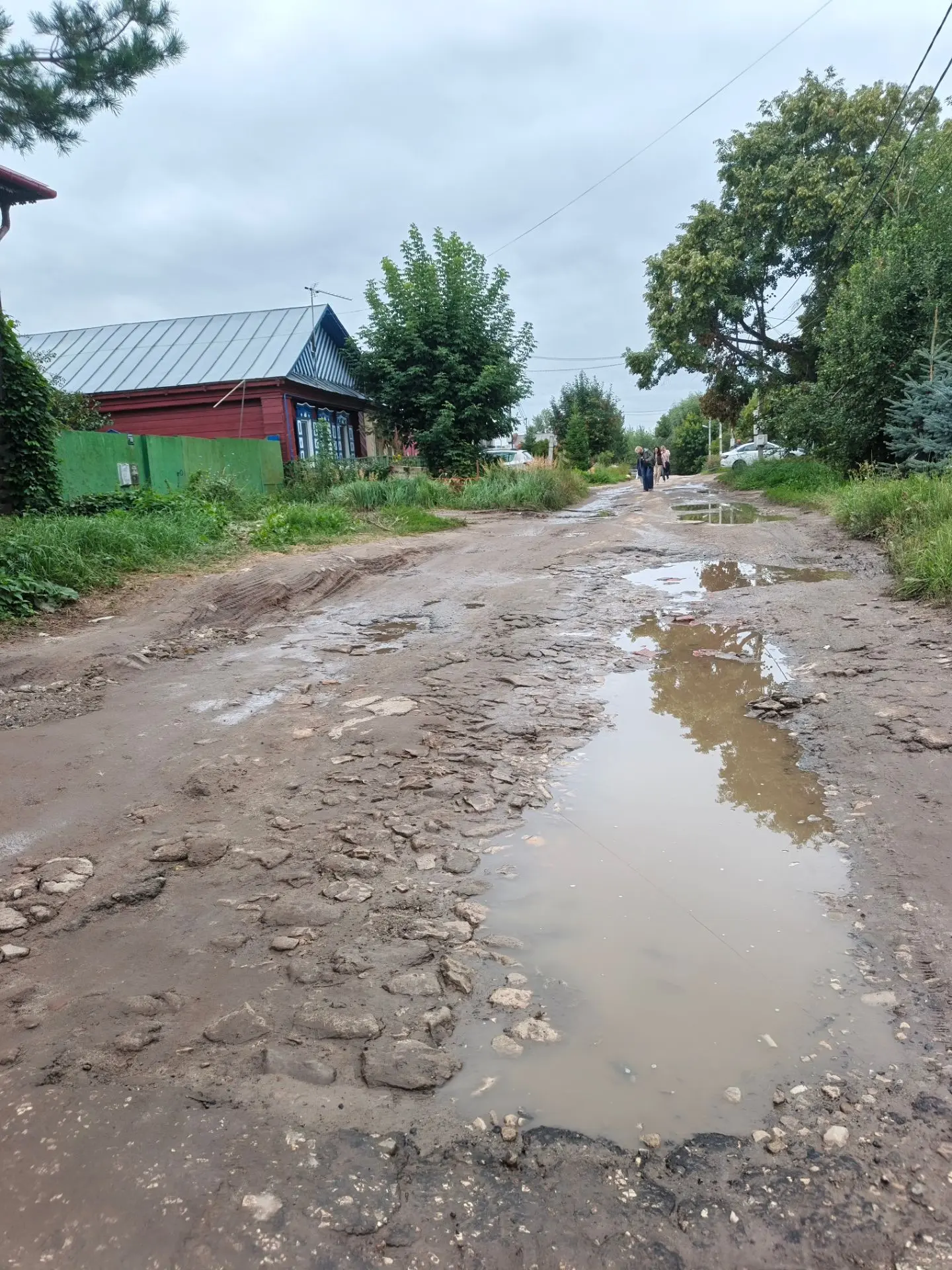 А вы часто заглядываете... в лужи? Вчера шла по Адмиралтейской слободе и заметила в бол...