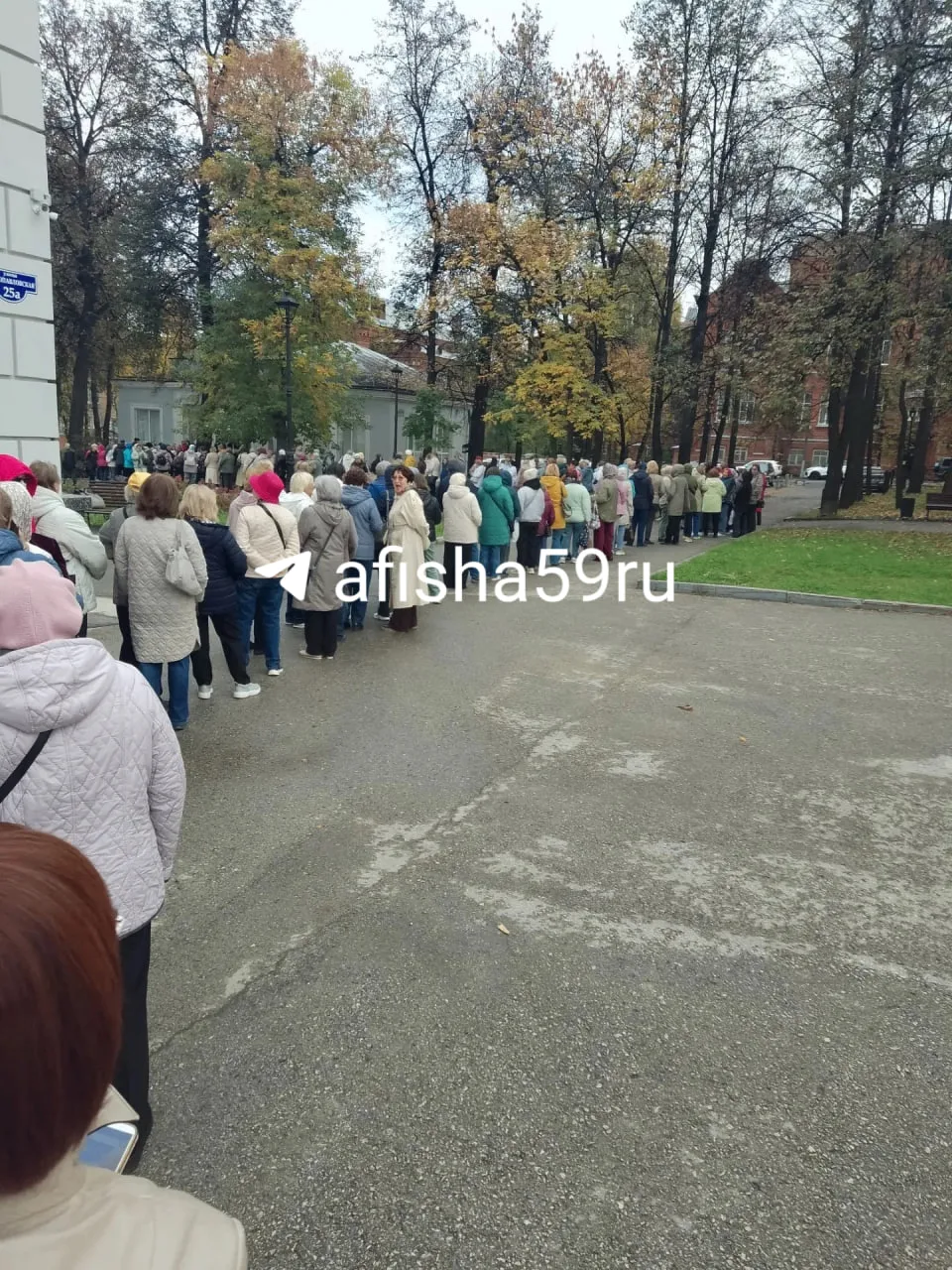 Огромная очередь из бабушек и дедушек выстроилась перед Пермским Оперным 👀
