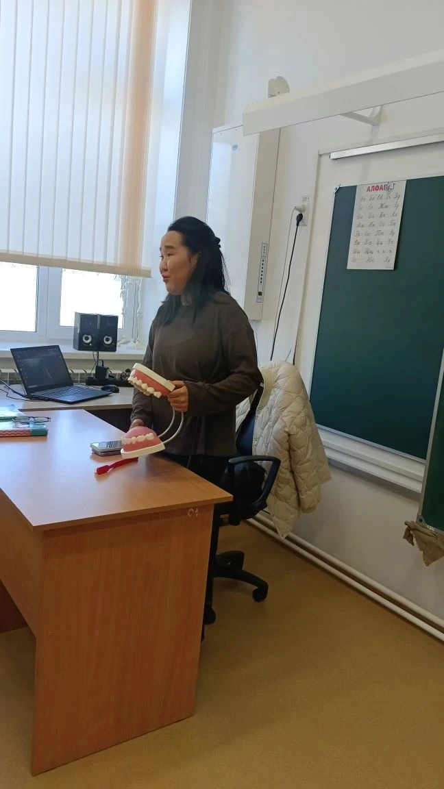 😁Секреты здоровой улыбки: наша выпускница-стоматолог провела урок для младших школьников