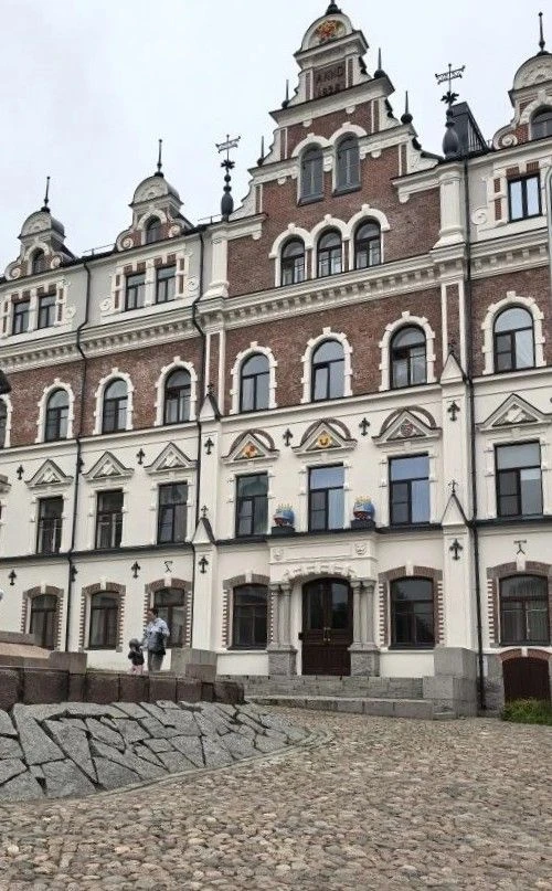 Знаете, где свой отпуск проводит наша директор лицея? 🎉

Изабелла Ханоновна очень любит Санкт-Петер