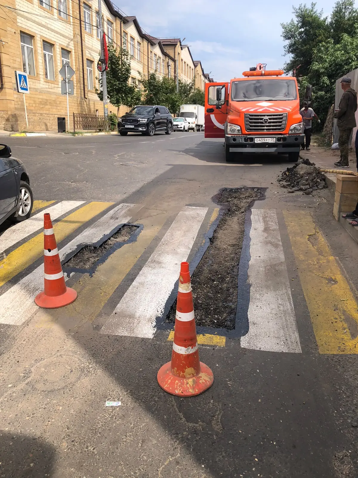 ⚙️В Дербенте в рамках подготовки к новому учебному году ведется плановое обновление дорожной разметк