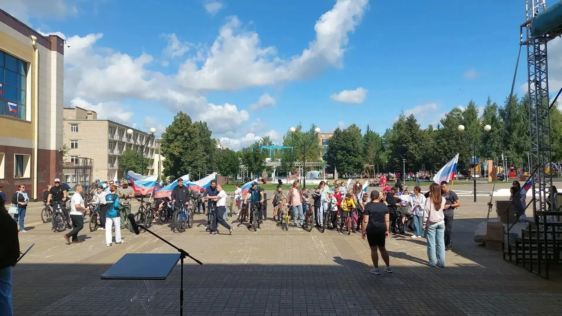 В Менделеевске прошел патриотический велопробег в честь Дня флага России