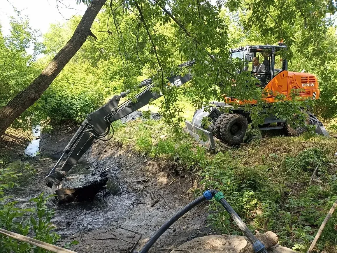 🪏Продолжаем работу по очистке ливневых кюветов 

Сотрудники участка Водопонижения окашивают ливневы