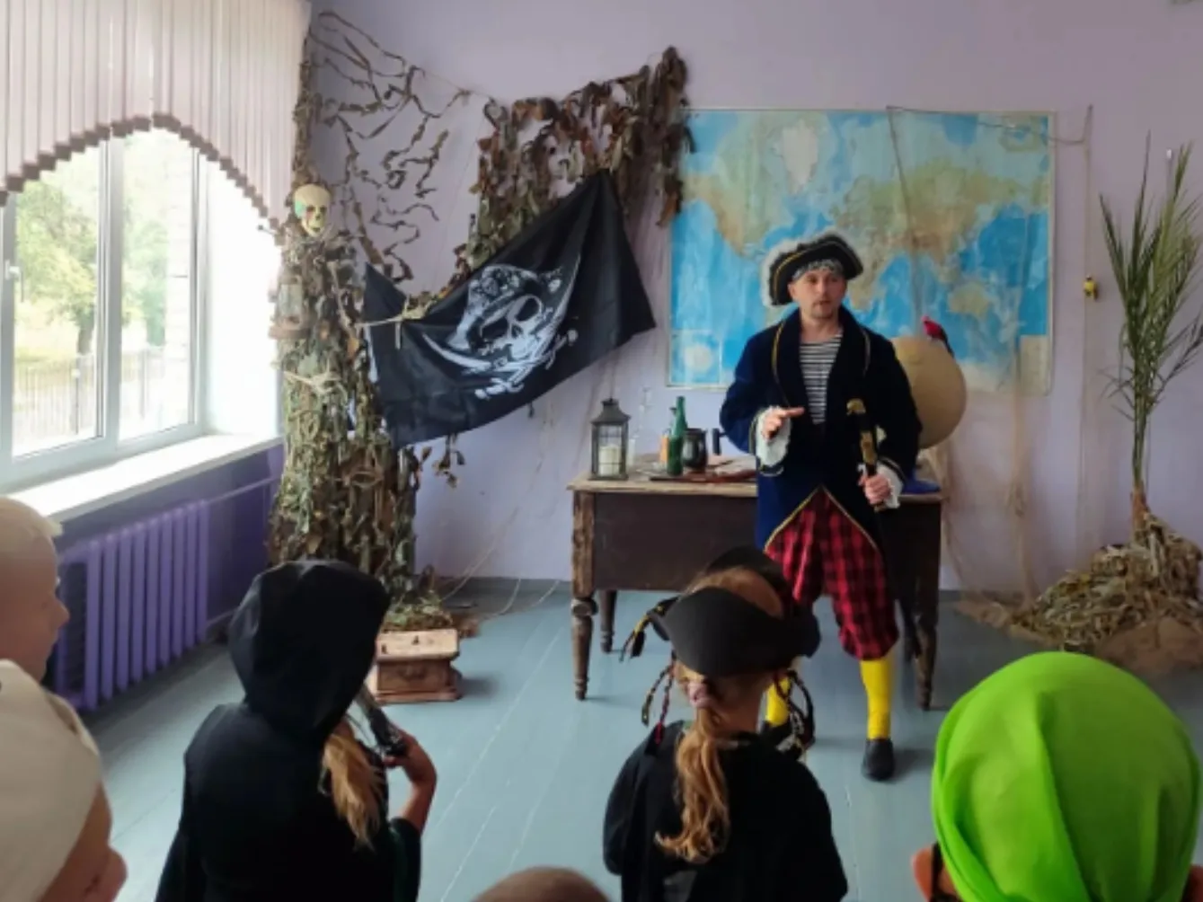 ☀️🏴‍☠️🍬В нашем школьном летнем лагере прошёл настоящий пиратский квест! Ребята превратились в отва