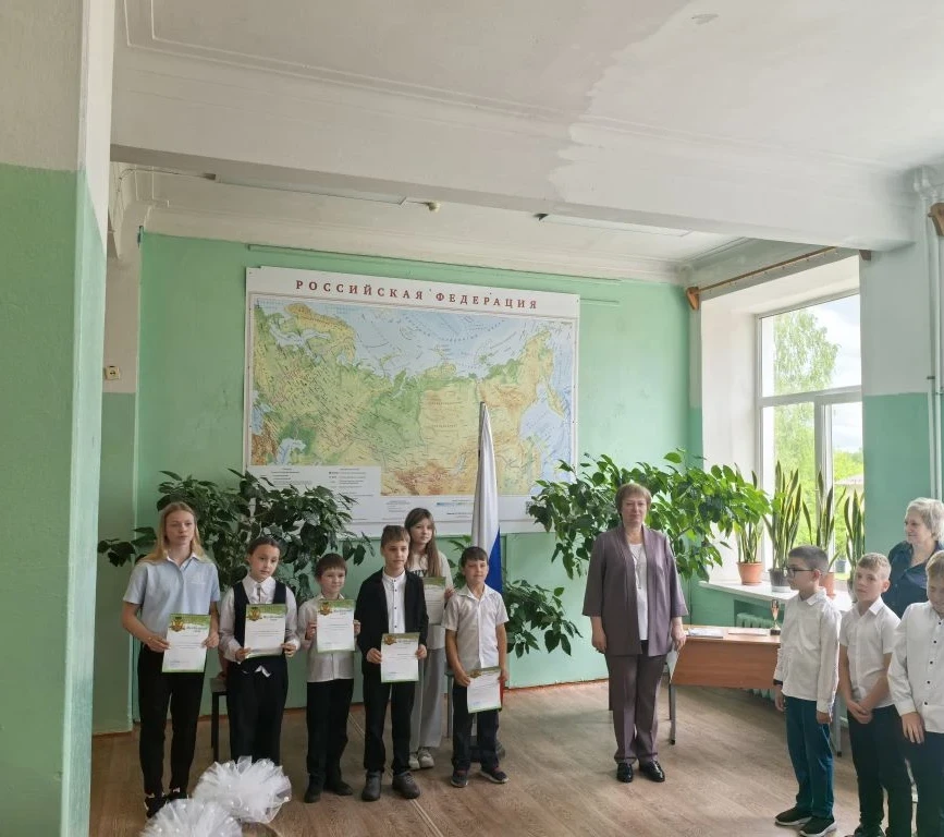 Последний звонок учебному году: в школе прошла торжественная линейка, посвящённая окончанию занятий
