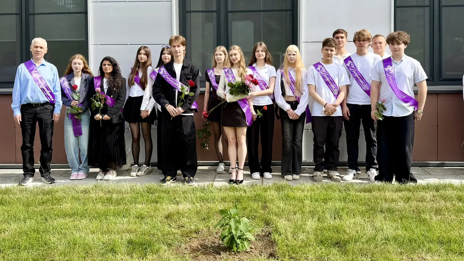 СИРЕНЬ ПАМЯТИ  🌸 Дорогие наши выпускники, родители и учителя!  ✨ Вот уже звенят последние звонки, а 