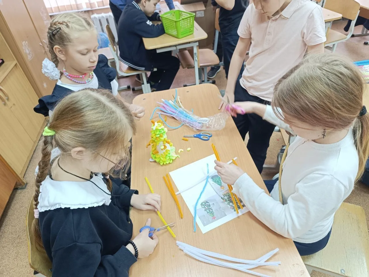 ❄ Пройден второй день зимы! Адвент‑календарь в классе открыл очередную дверцу — и предложил 4«Д» кла