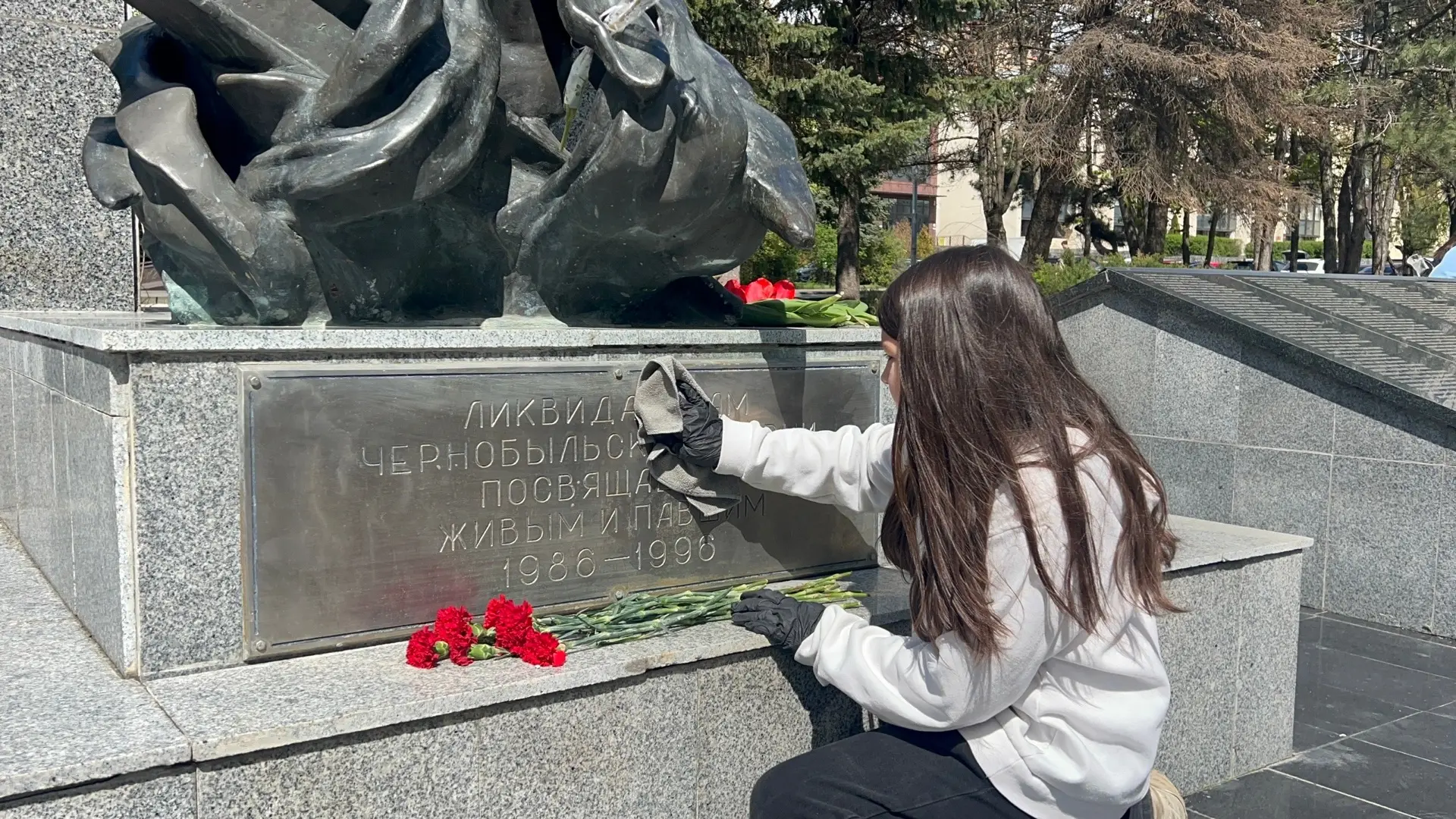 Ученики школы 104, отряд экологов и отряд волонтеров приняли участие совместно с учителями, родителя