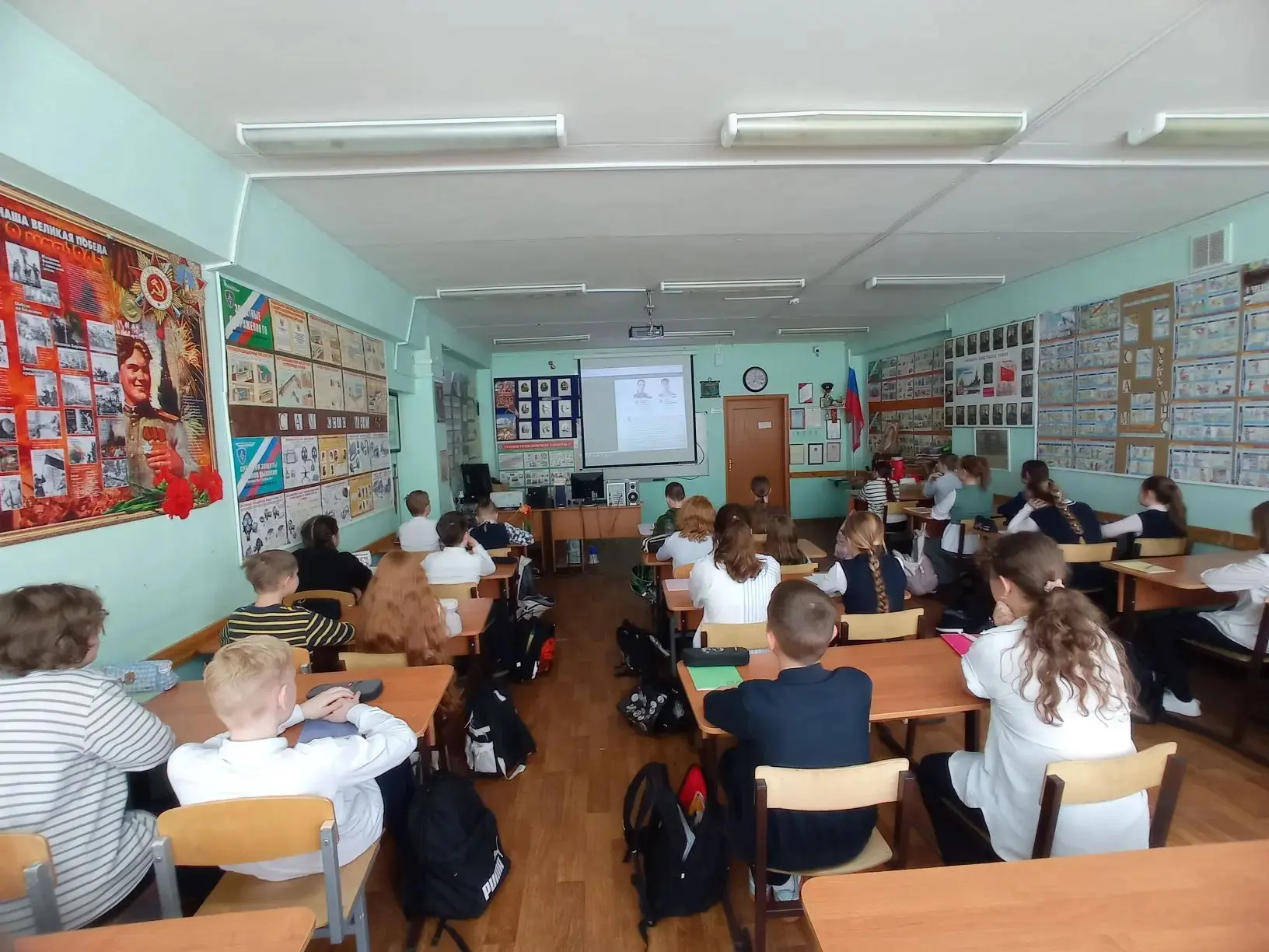 🇷🇺 ГОРЯЧИЕ СЕРДЦА — УРОК МУЖЕСТВА  Сегодня в нашем лицее для учеников  прошёл Урок мужества, посвящё