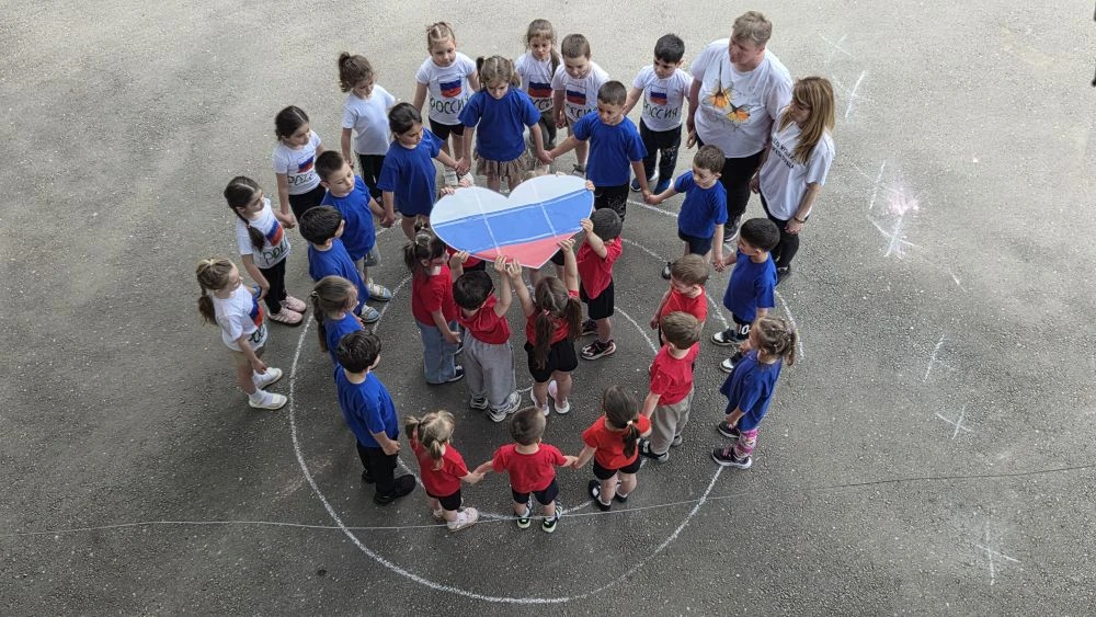 Маленькие сердца, большая любовь к Родине ❤️🇷🇺

В преддверии Дня России воспитанники детского сада