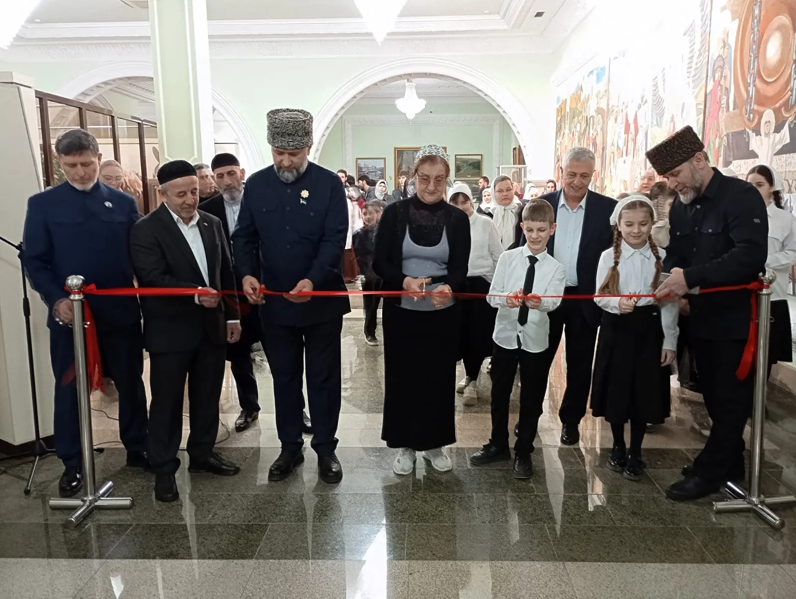 Учащиеся нашей школы посетили Государственную галерею им. А.А. Кадырова, где прошла выставка живопис