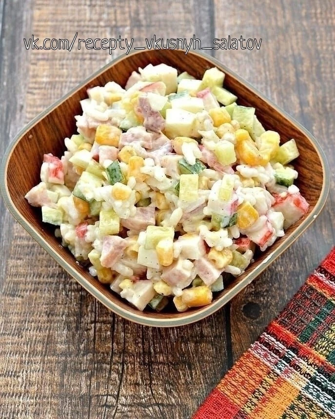 КРAБOВЫЙ CAЛAТ С КOПЧЁННOЙ КУРИЦEЙ И РИCОМ