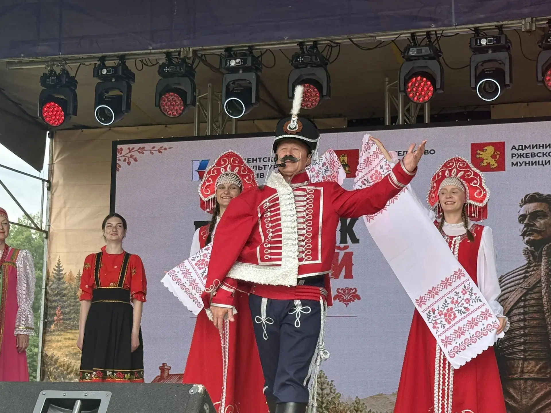 Фестиваль «Поручик Ржевский. Праздник русской деревни» в разгаре!

Фестиваль проходит при поддержке 