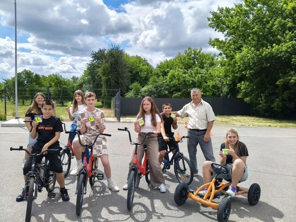 🚦 День ПДД в ДОЛ «Ромашка»!

Сегодняшний день в нашем лагере был полностью посвящён правилам дорожн