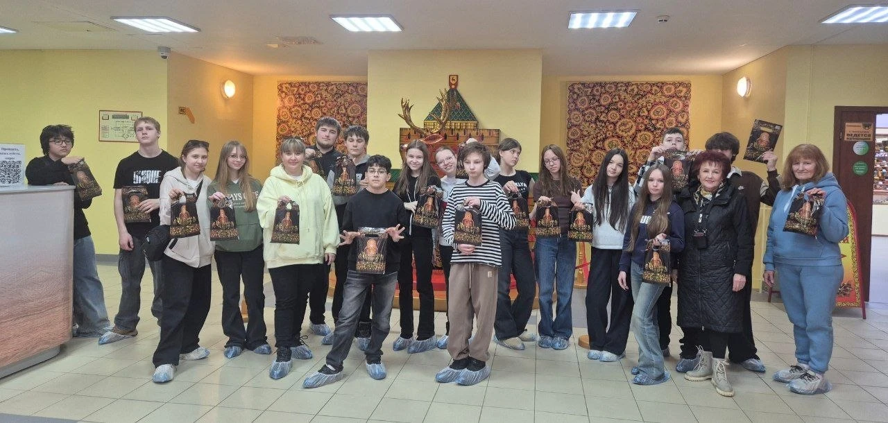 🎨 Путешествие в город золотой хохломы 🎨  Ученики 7 «Л» класса Школы 176 вместе с классным руководите