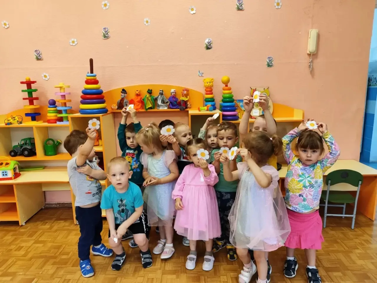 Семья - это Мы
Семья - это Я👶
Семья - это папа и мама моя!
Семья - это братишка родной!
Семья - это