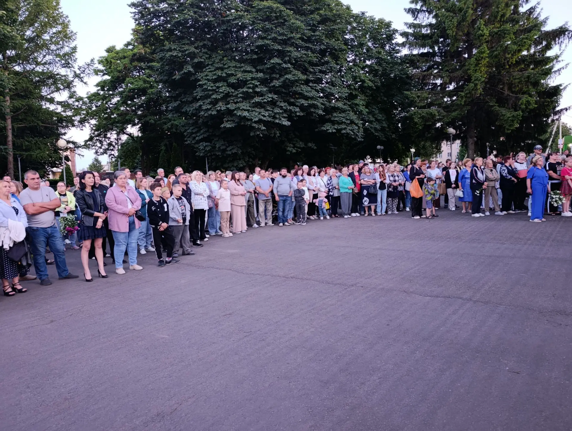 Сегодня вечером в нашем городе на площади Победы состоялась памятная акция «Свеча памяти», приурочен