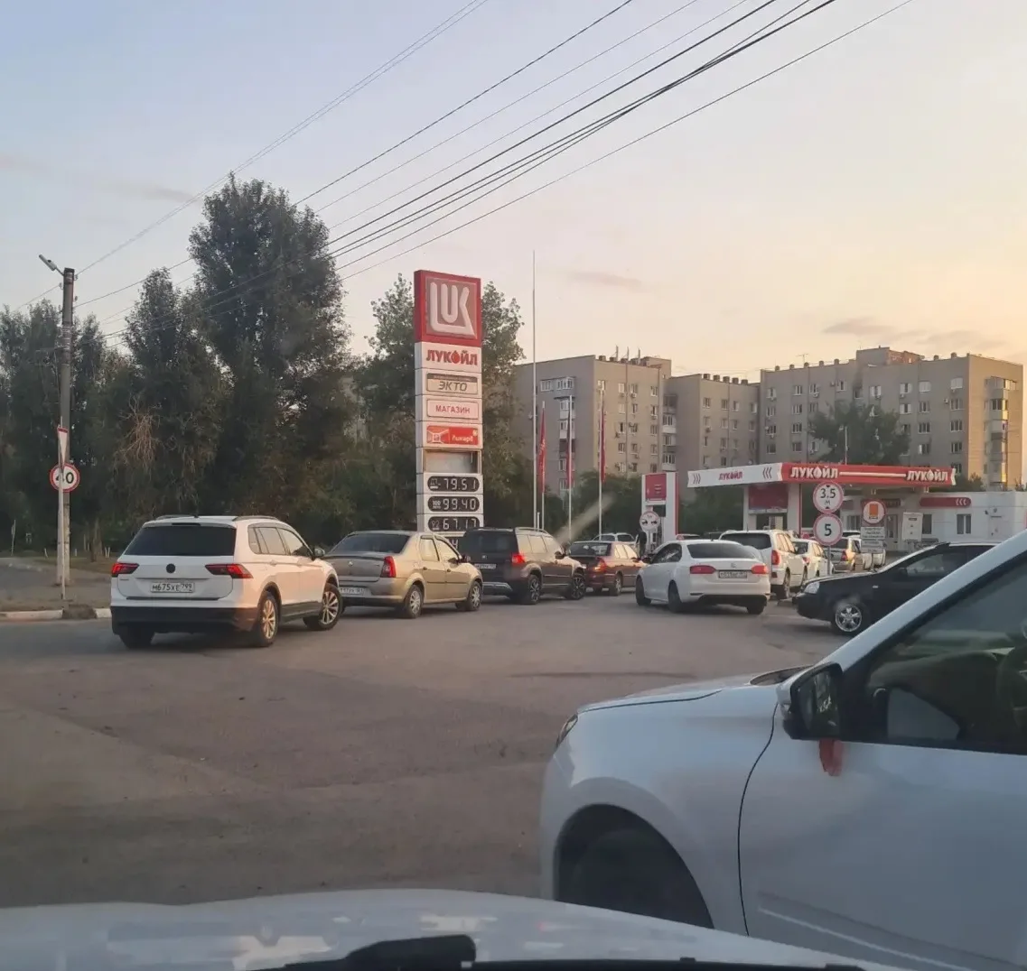 ⛽️ На заправках люди занимали очередь ночью. Это фото сделано в четыре утра на микрорай...