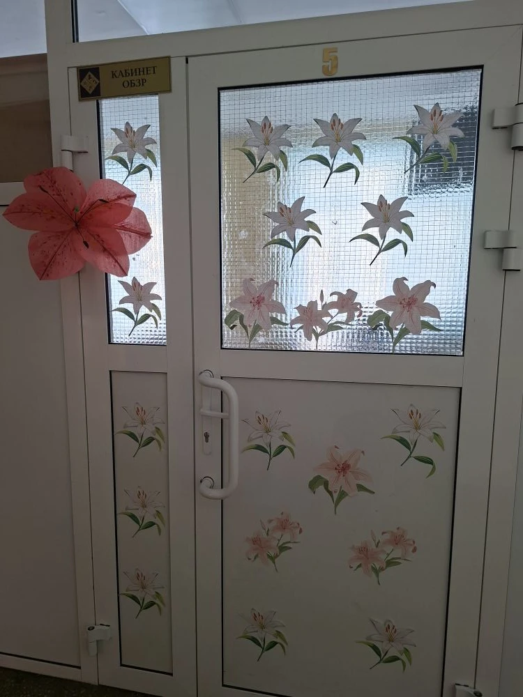 🌸🎉 В преддверии праздников наша школа расцвела яркими красками и превратилась в волшебный цветочный 