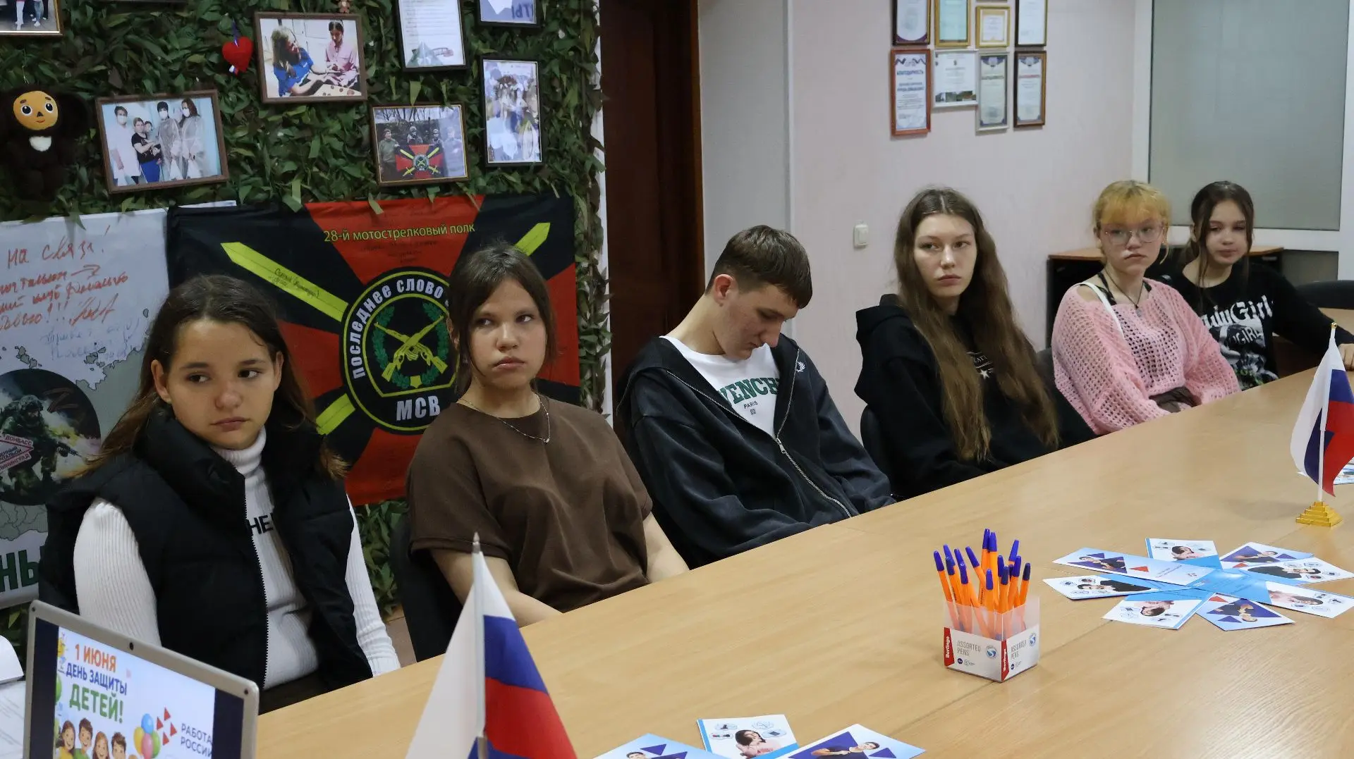 8 детей, оставшихся без родителей, познакомились с миром профессий в службе занятости г...