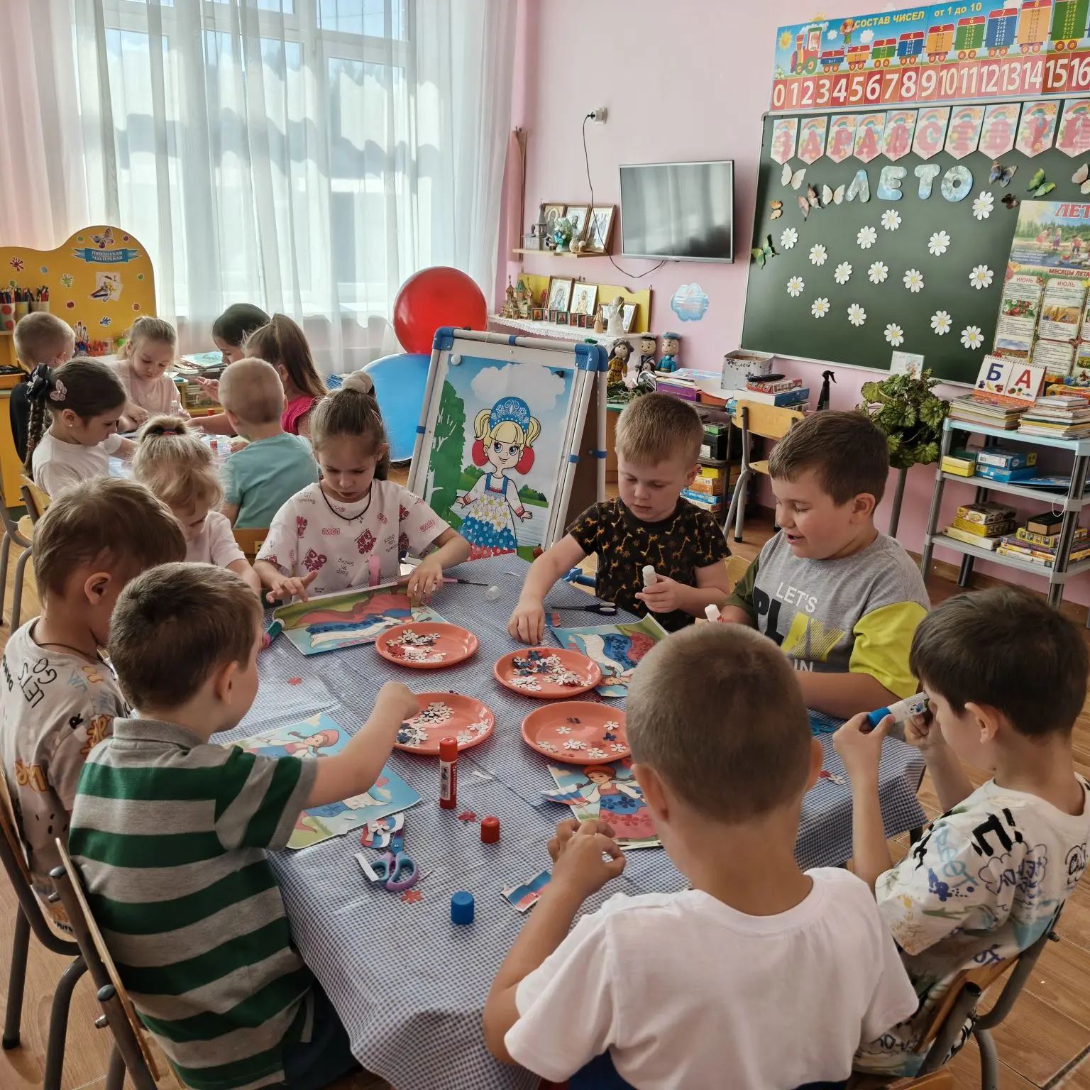 В нашем детском саду прошли мероприятия, посвящённые Дню России🇷🇺 
  Ребята второй младшей группе 