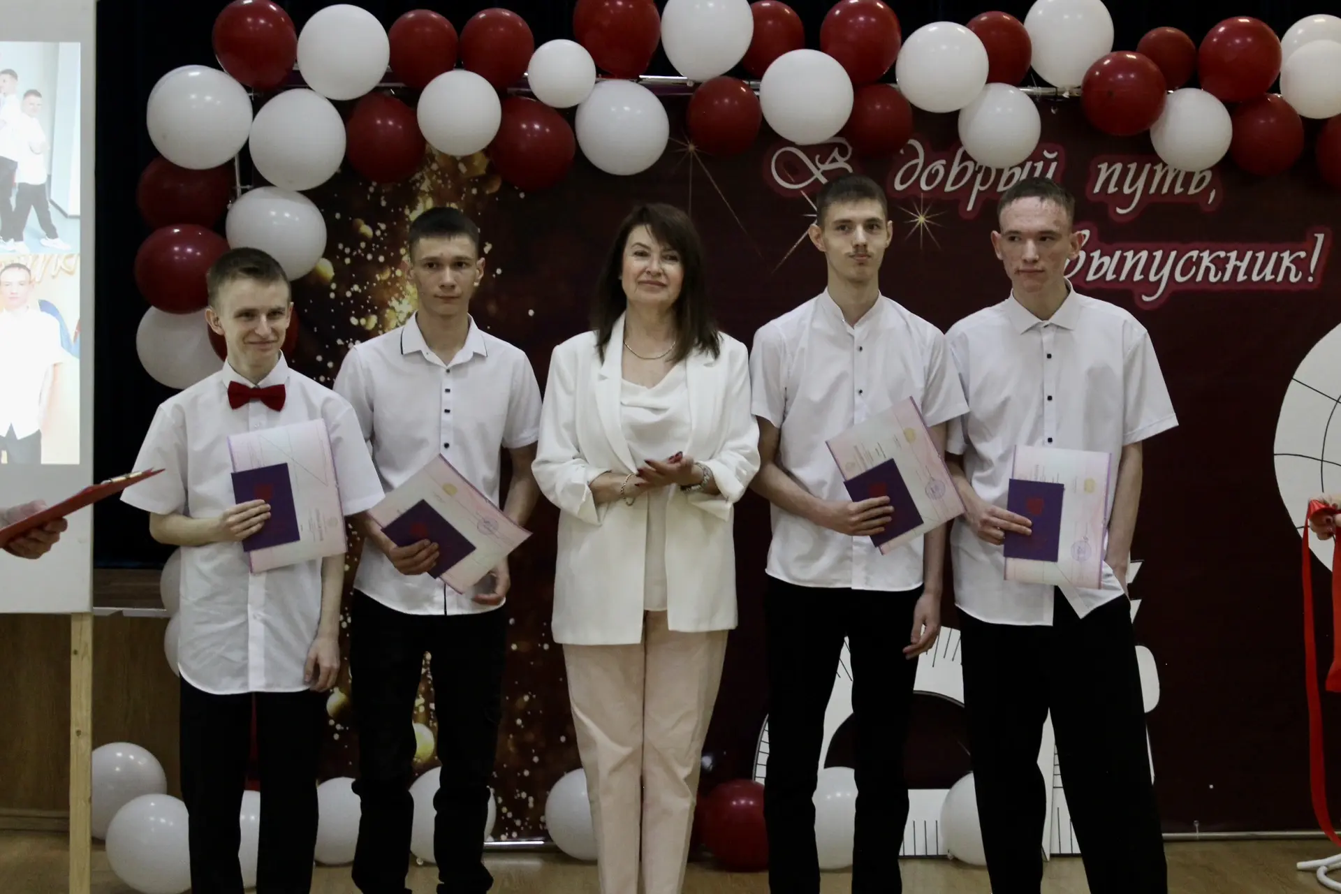 Дорогие выпускники 2025–2026 учебного года! 🎓🏫

Вот и подведена черта. Позади остались школьные за