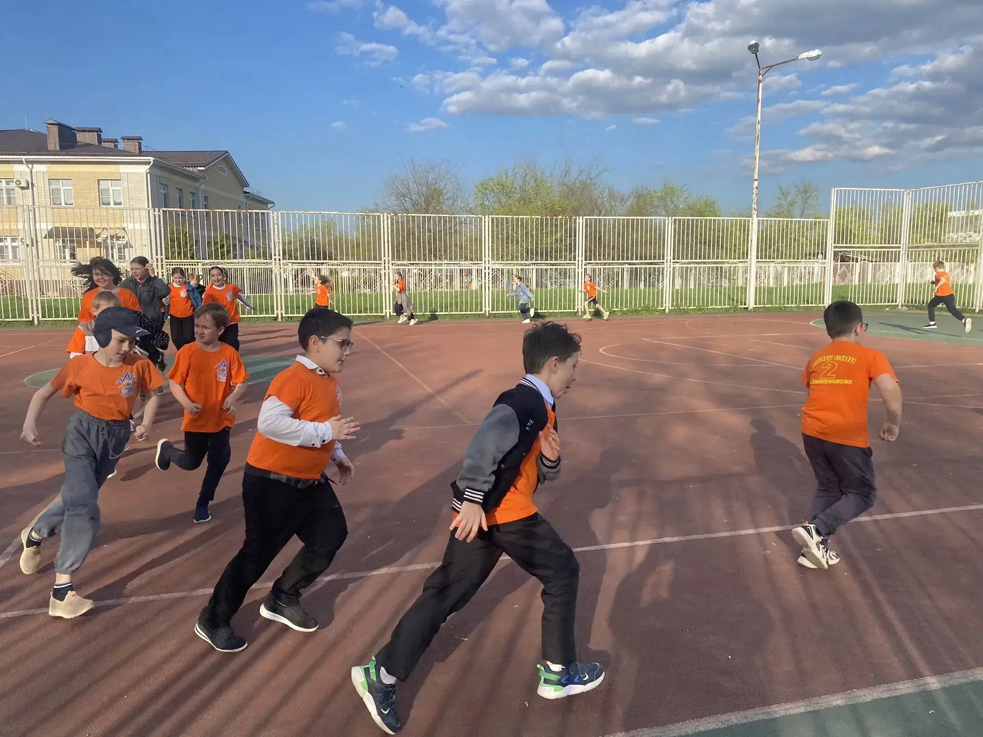 🤾‍♂️Флешмоб "Весёлая зарядка"🏋‍♂️ 7 апреля учащиеся начальных классов приняли участие во флешмобе, п
