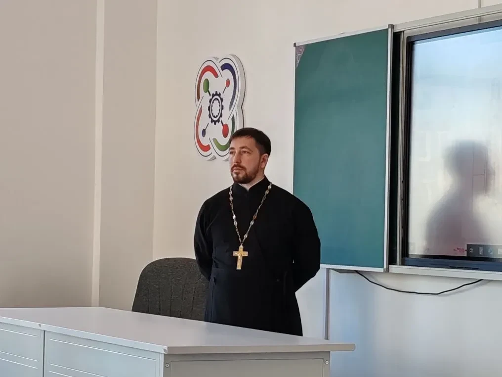 Необычный урок прошёл сегодня у учеников 10 класса. Клирик храма Святой Великомученицы Екатерины Анд