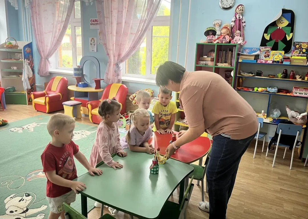 🇷🇺В рамках года единства народов России в группе «Гномики» ребята рассмотрели глиняны...